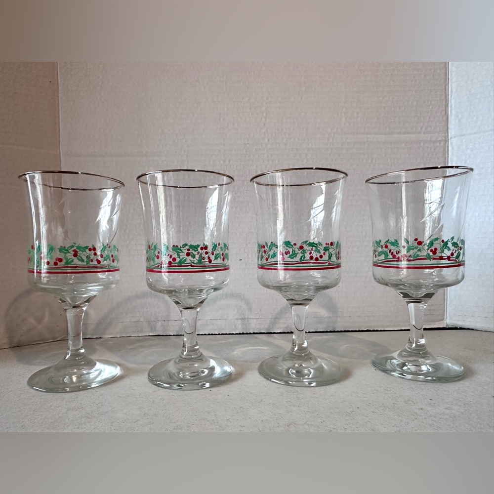 Set of 4 Festive Holiday Wine Glasses with Holly/Berry Border and Gold Rim